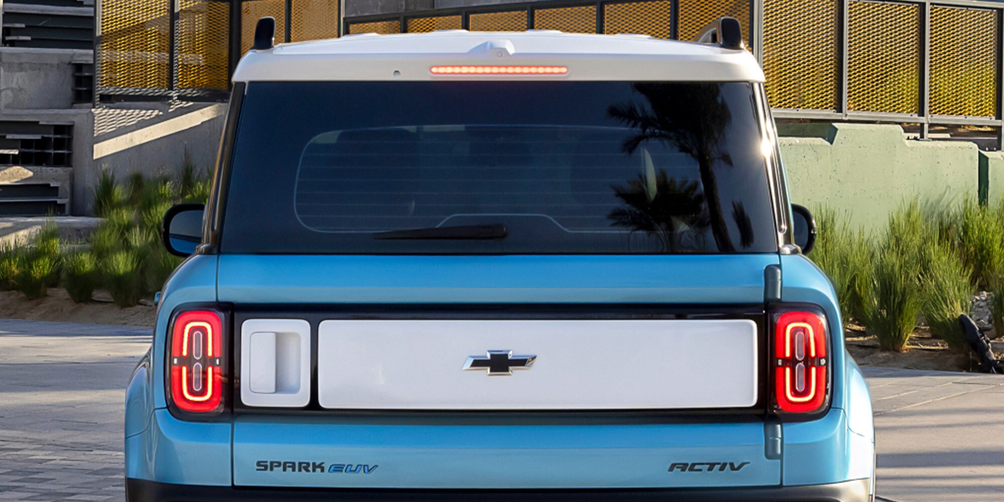 Parte trasera del Spark EUV Activ azul